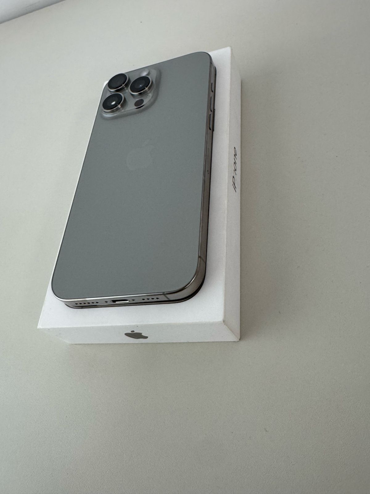iPhone 16 Pro Max 256GB Titânio natural -  Seminovo